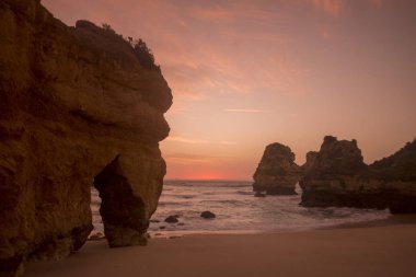Ponta da Piedade Portekiz kayalar bir manzaraya
