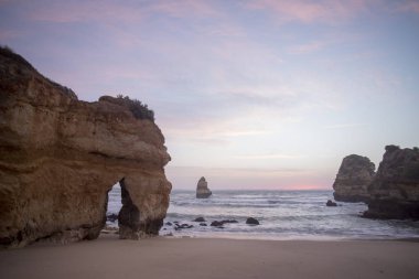 Ponta da Piedade Portekiz kayalar bir manzaraya