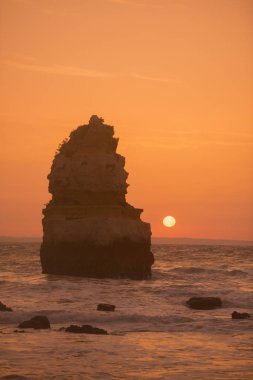 Ponta da Piedade Portekiz kayalar bir manzaraya