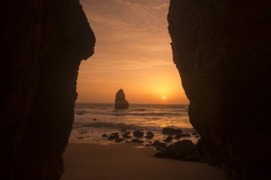 Ponta da Piedade Portekiz kayalar bir manzaraya