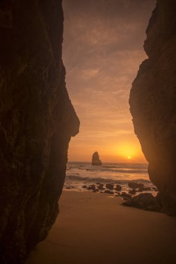 Ponta da Piedade Portekiz kayalar bir manzaraya