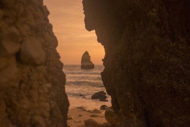 Ponta da Piedade Portekiz kayalar bir manzaraya