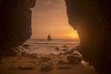 Ponta da Piedade Portekiz kayalar bir manzaraya