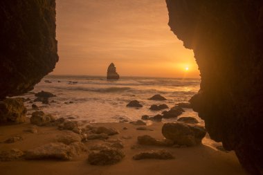 Ponta da Piedade Portekiz kayalar bir manzaraya