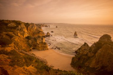 Ponta da Piedade Portekiz kayalar bir manzaraya