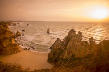 Ponta da Piedade Portekiz kayalar bir manzaraya