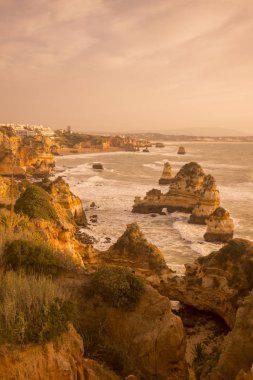 Ponta da Piedade Portekiz kayalar bir manzaraya