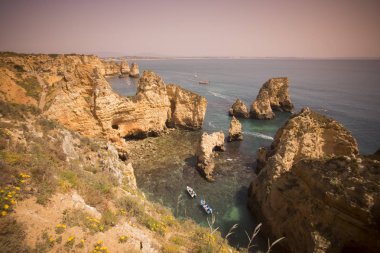 Ponta da Piedade Portekiz kayalar bir manzaraya