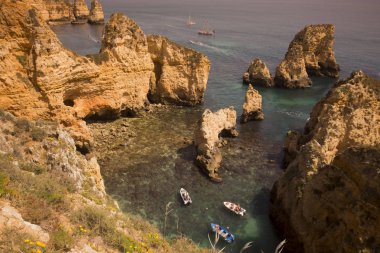 Ponta da Piedade Portekiz kayalar bir manzaraya