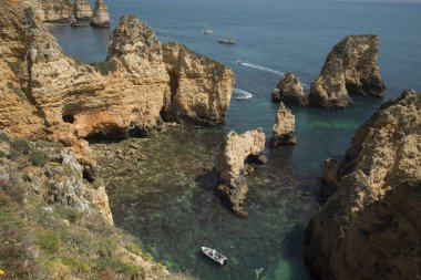 Ponta da Piedade Portekiz kayalar bir manzaraya