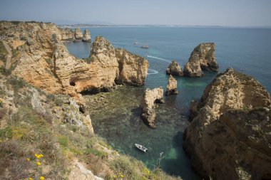 Ponta da Piedade Portekiz kayalar bir manzaraya