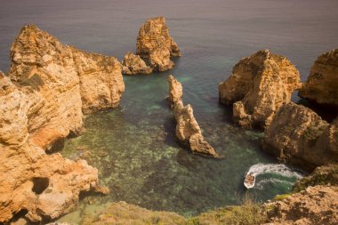 Ponta da Piedade Portekiz kayalar bir manzaraya