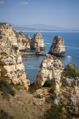 Ponta da Piedade Portekiz kayalar bir manzaraya