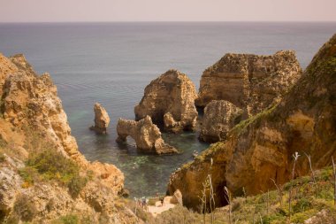 Ponta da Piedade Portekiz kayalar bir manzaraya