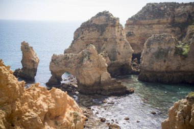 Ponta da Piedade Portekiz kayalar bir manzaraya