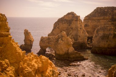 Ponta da Piedade Portekiz kayalar bir manzaraya