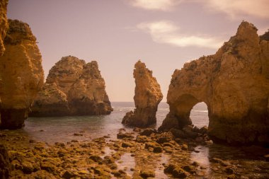 Ponta da Piedade Portekiz kayalar bir manzaraya