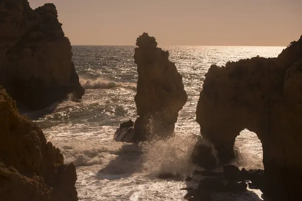 Ponta da Piedade Portekiz kayalar bir manzaraya 