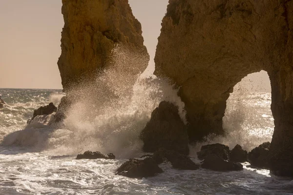 Ponta da Piedade Portekiz kayalar bir manzaraya 