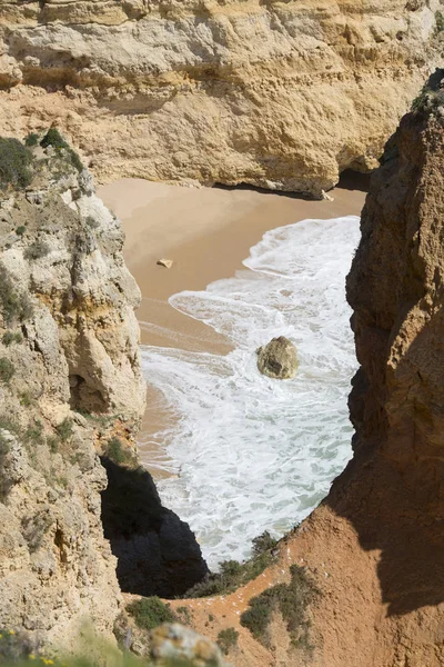 Ponta da Piedade Portekiz kayalar bir manzaraya 