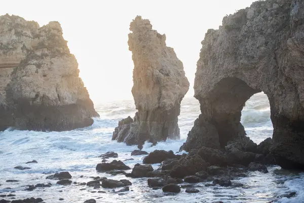 Ponta da Piedade Portekiz kayalar bir manzaraya 