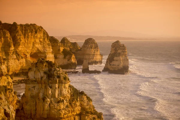 Ponta da Piedade Portekiz kayalar bir manzaraya 