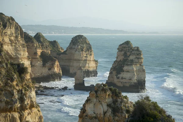 Ponta da Piedade Portekiz kayalar bir manzaraya 