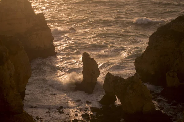 Ponta da Piedade Portekiz kayalar bir manzaraya — Stok fotoğraf