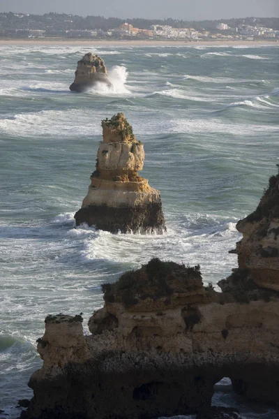 Ponta da Piedade Portekiz kayalar bir manzaraya 