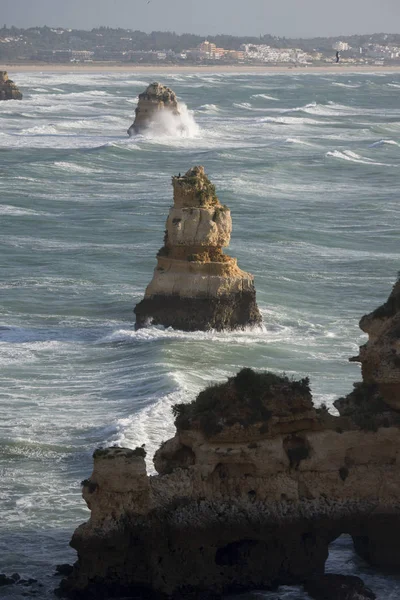 Ponta da Piedade Portekiz kayalar bir manzaraya 