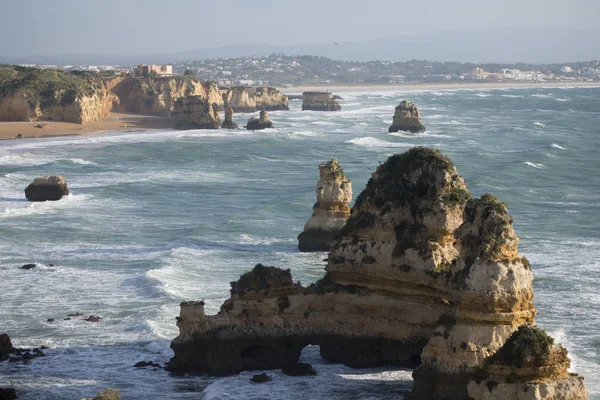 Ponta da Piedade Portekiz kayalar bir manzaraya 