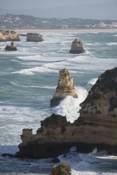 Ponta da Piedade Portekiz kayalar bir manzaraya 