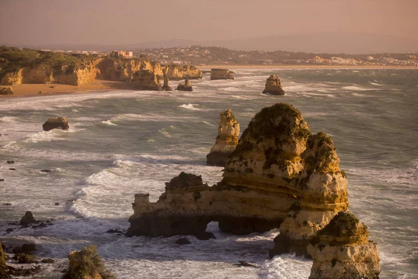 Eine landschaft an den felsen von ponta da piedade in portugal — Stockfoto