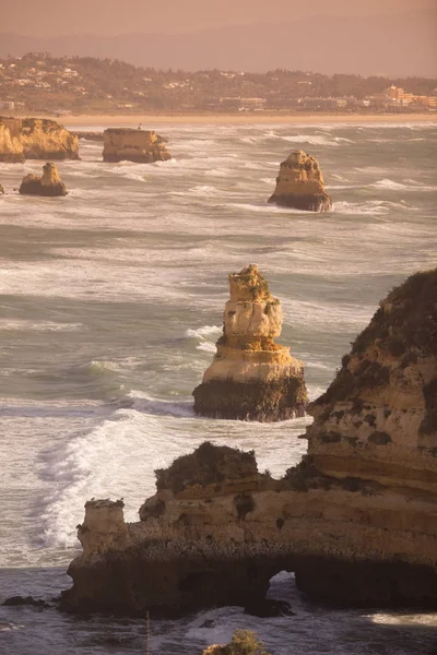 Un paisaje en las rocas de Ponta da Piedade en Portugal —  Fotos de Stock