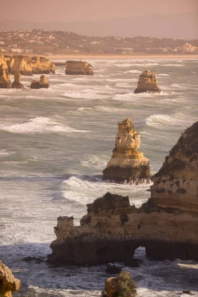 Ponta da Piedade Portekiz kayalar bir manzaraya 