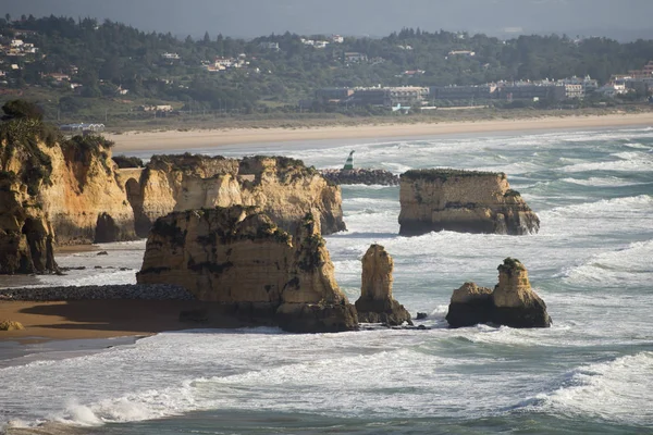 Ponta da Piedade Portekiz kayalar bir manzaraya 