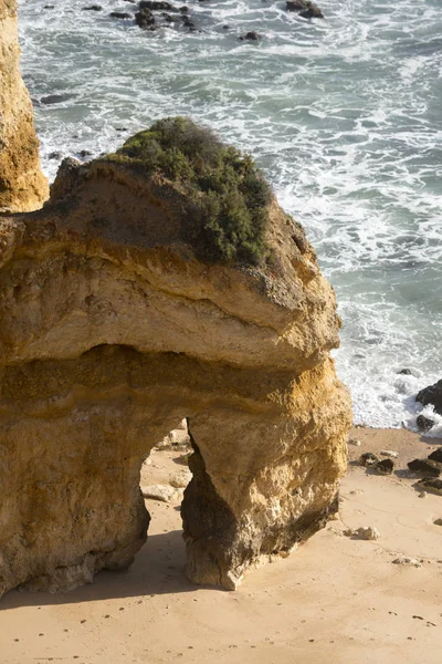 Ponta da Piedade Portekiz kayalar bir manzaraya 