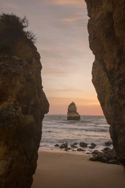 Eine landschaft an den felsen von ponta da piedade in portugal — Stockfoto