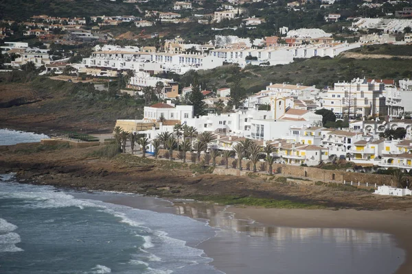 La spiaggia con il villaggio di Luz in Portogallo — Foto Stock