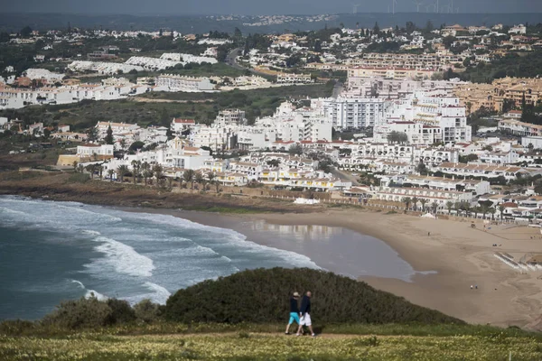 A praia com a aldeia de Luz em Portugal — Fotografia de Stock