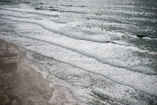 Море Атлантического Осеана на побережье Португалии — стоковое фото