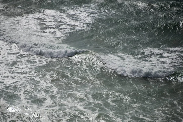 Un mare dell'Oceano Atlantico sulla costa del Portogallo — Foto Stock