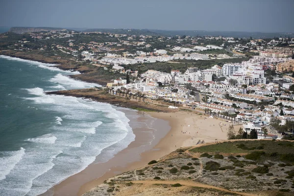 Pláž s vesnice Luz v Portugalsku — Stock fotografie