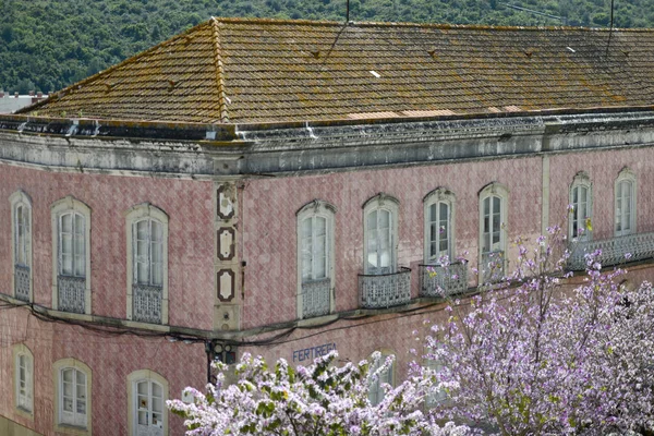 Старый дом в городе Силвиш в Португалии — стоковое фото