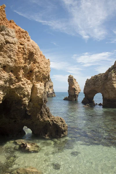 Ponta da Piedade Portekiz kayalar bir manzaraya