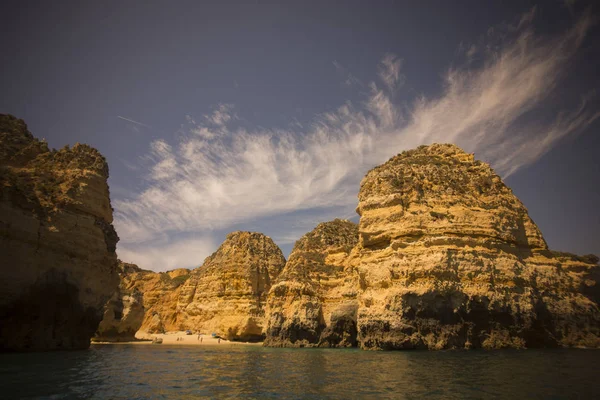 Un paisaje en las rocas de Ponta da Piedade en Portugal —  Fotos de Stock