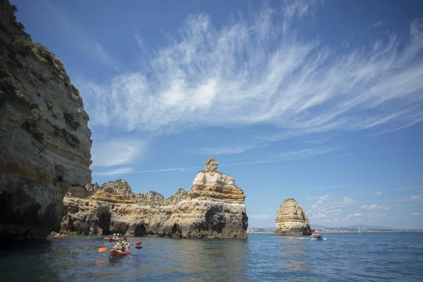 Ponta da Piedade Portekiz kayalar bir manzaraya