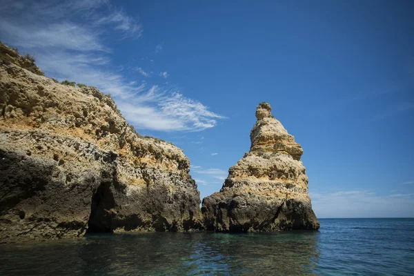 Ponta da Piedade Portekiz kayalar bir manzaraya