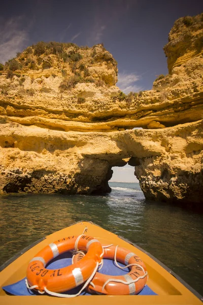 Ponta da Piedade Portekiz kayalar bir manzaraya