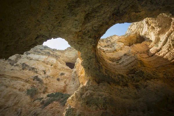 Ett landskap vid klipporna i Ponta da Piedade i Portugal — Stockfoto